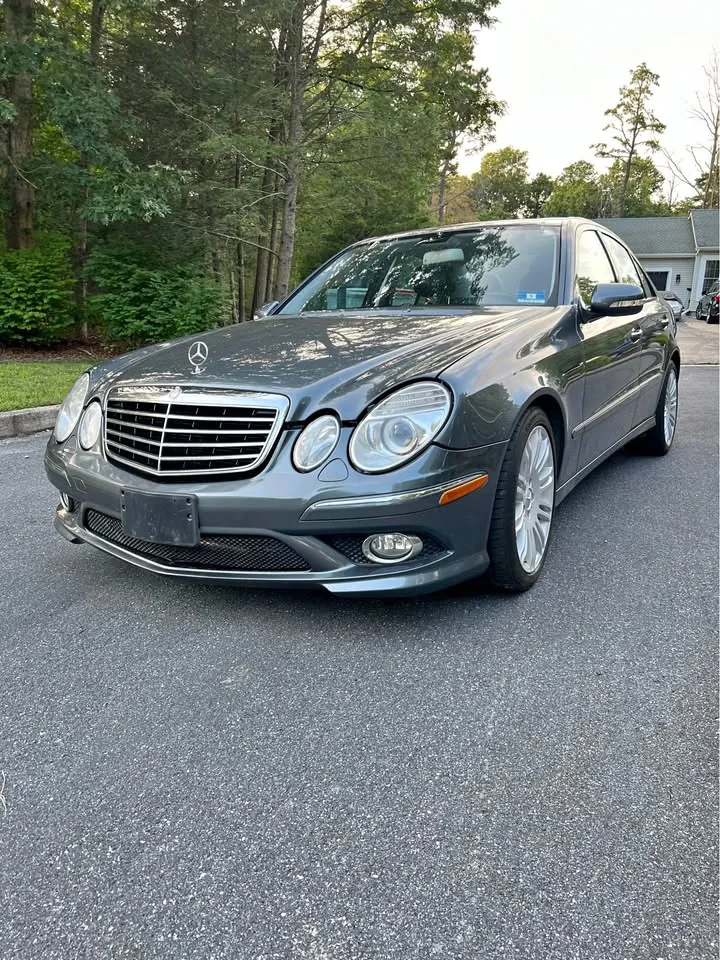 Grey 2009 Mercedes-Benz E-Class, photo 1 of 3